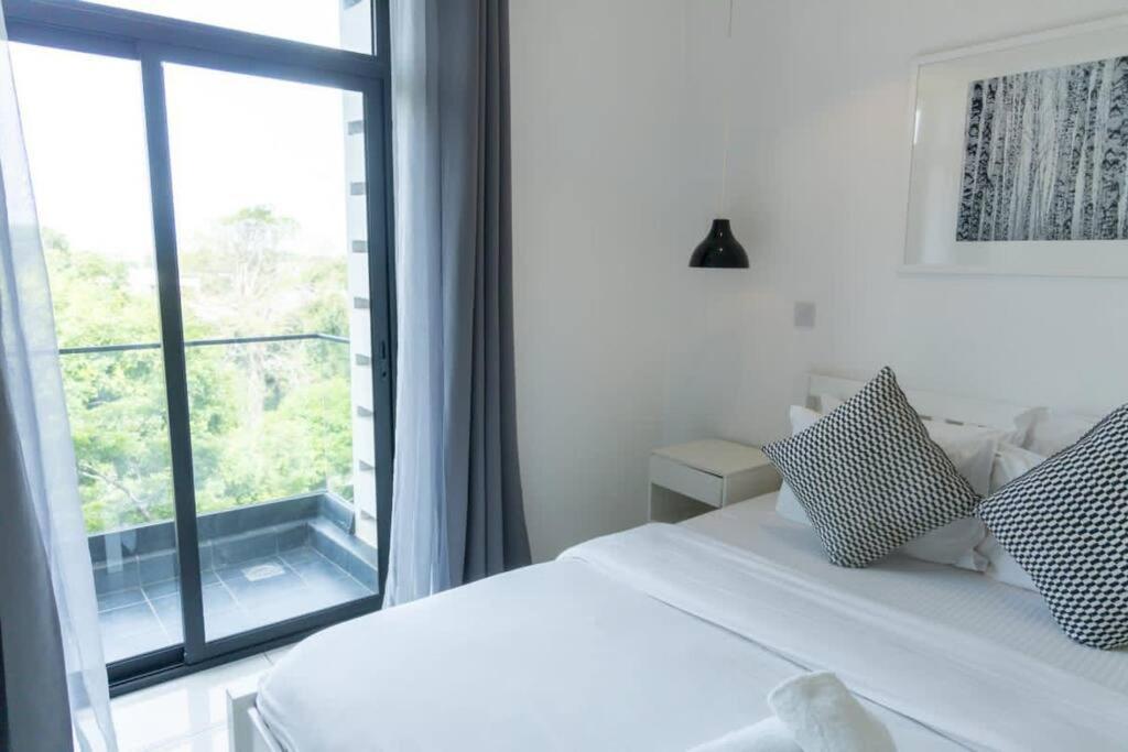 Apartamento Cosy 2 Bed At Embassy Gardens Acra Exterior foto